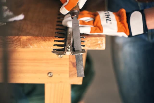 Jak naostrzyć nożyce elektryczne do żywopłotu bez uszkodzeń? Jak naostrzyć nożyce elektryczne do żywopłotu bez uszkodzeń?